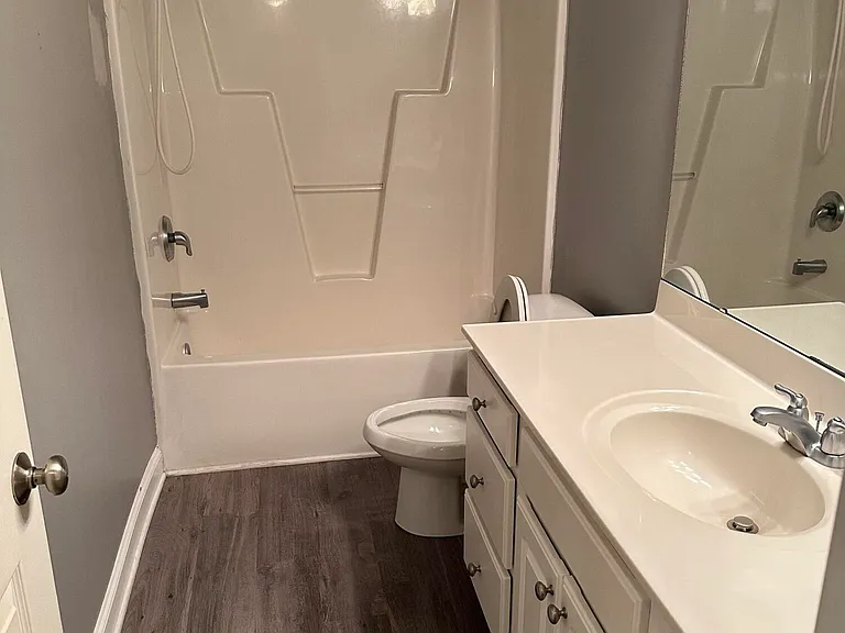 205 S Pointe Dr #B — Photo 7