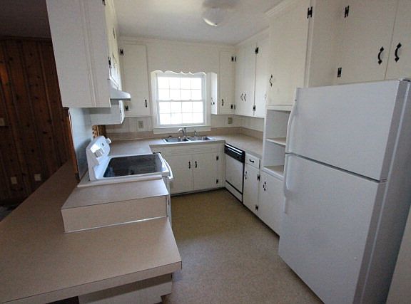 4th image of 3923 N Main St