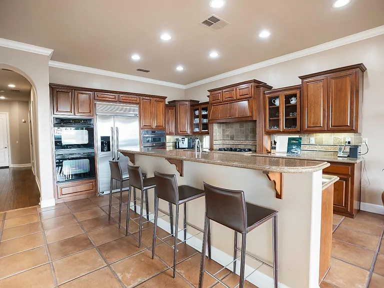 1100 Terracina Dr — Photo 3