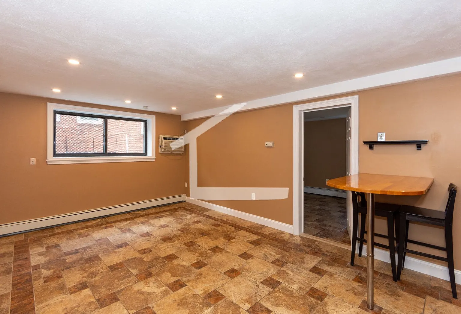Nicely renovated pet friendly unit for 9/1. — Photo 2