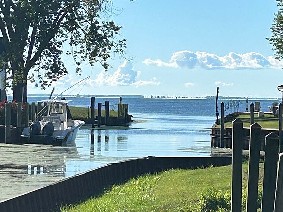 Access to Lake St. Clair, 2 minutes by boat