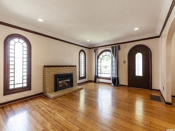 4th image of 1362 E Logan Ave