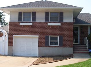 3931 S Gate Pl, Bethpage, NY 11714