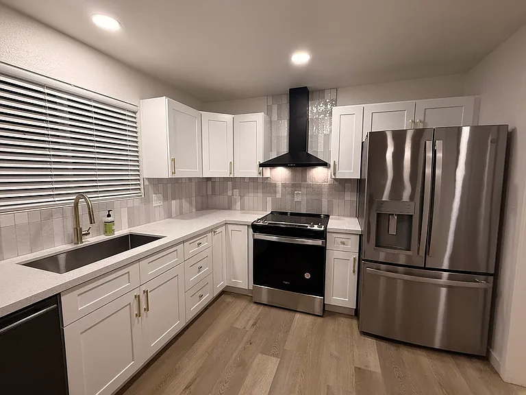 3939 W Harmont Dr — Photo 3