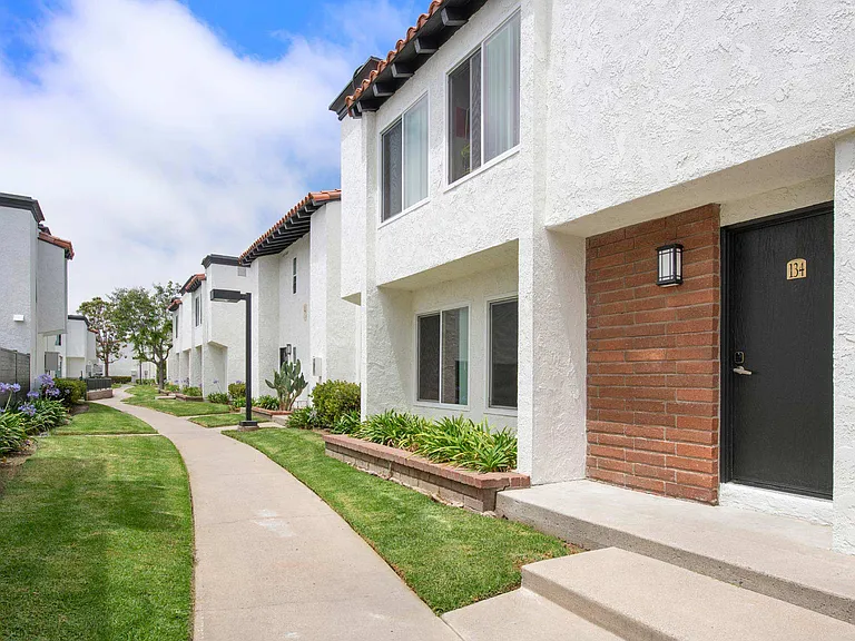 Huntington Vista — Photo 27