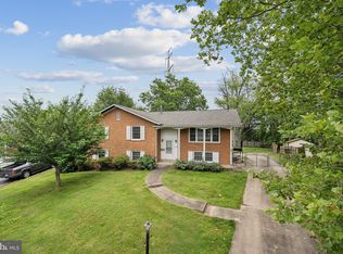 11621 Regency Dr, Rockville, MD 20854