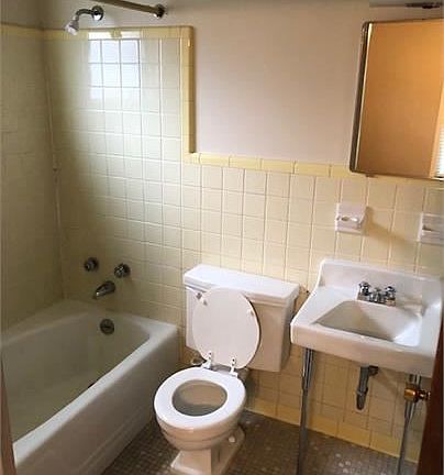 408 Lindsay Ct - 1 - bathroom