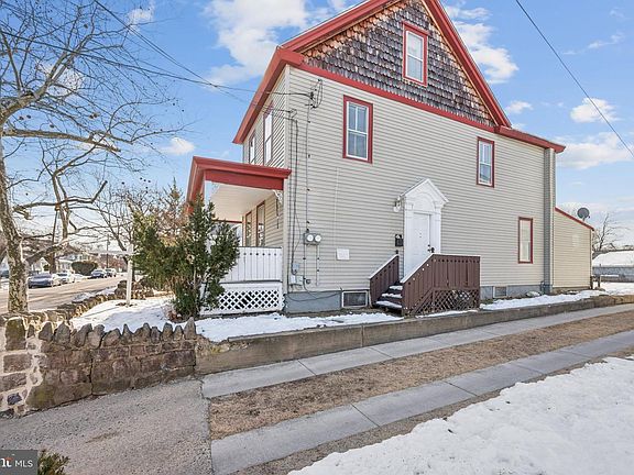 4th image of 506 Bridgeboro St