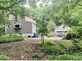 1020 Wintergreen Ave, Hamden, CT 06514