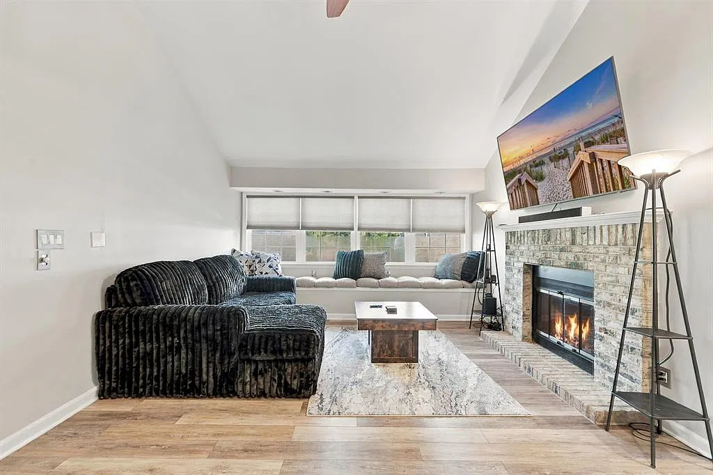 2 bed, 1050 sqft, $1,500 — Photo 3
