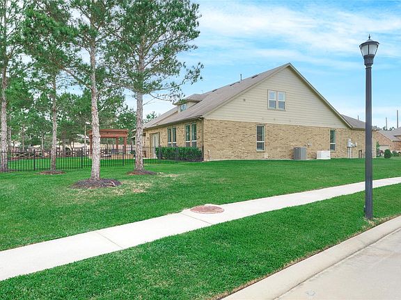 5th image of 230 Connemara Dr