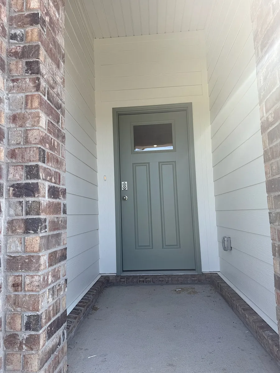 Front Entrance - 809 Heeler Ave