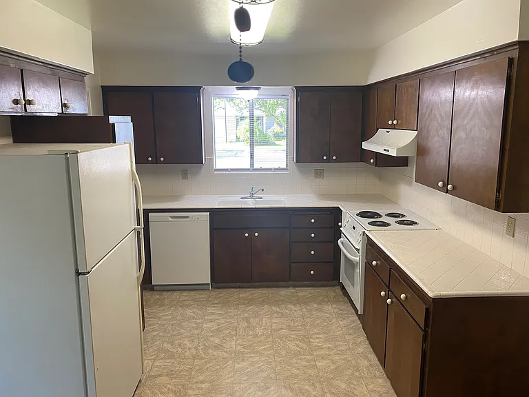 1432 E Paul Ave — Photo 4