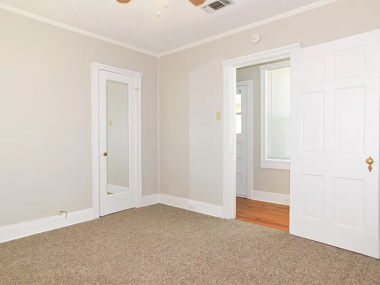1609-1611 N Locust St — Photo 13