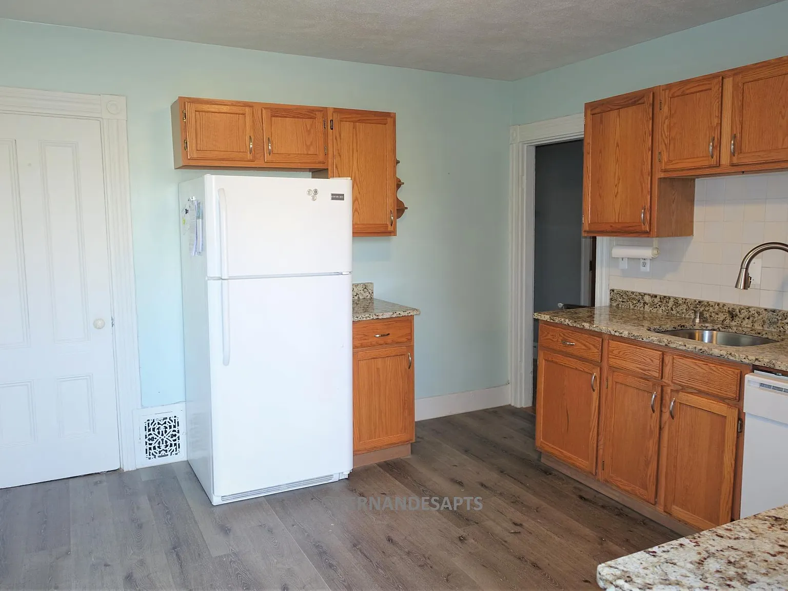 4 bed, 1.5 bath, 1600 sqft, $4,400 — Photo 3