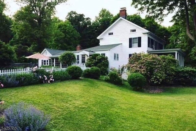 1st image of 32 Tanners Brook Rd