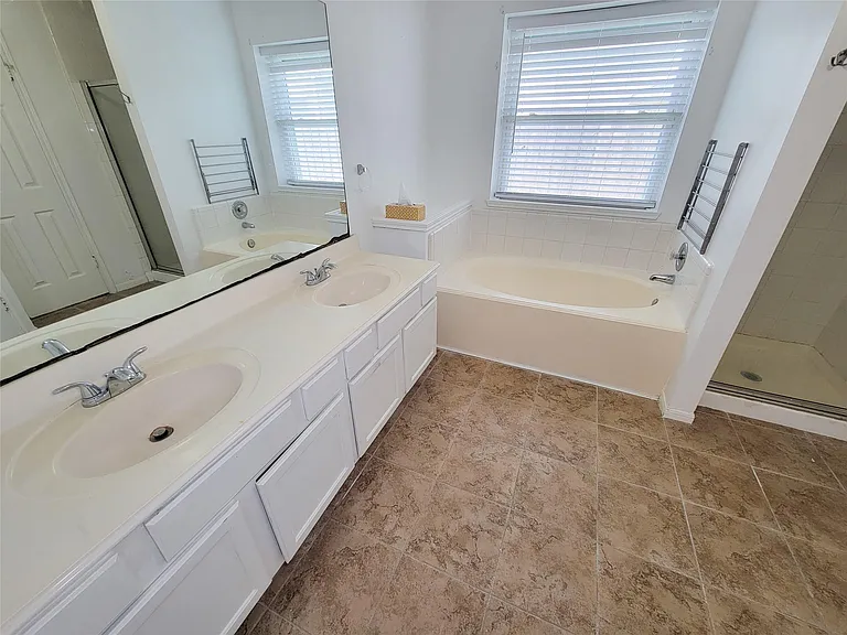 16807 Sussex Dr — Photo 29