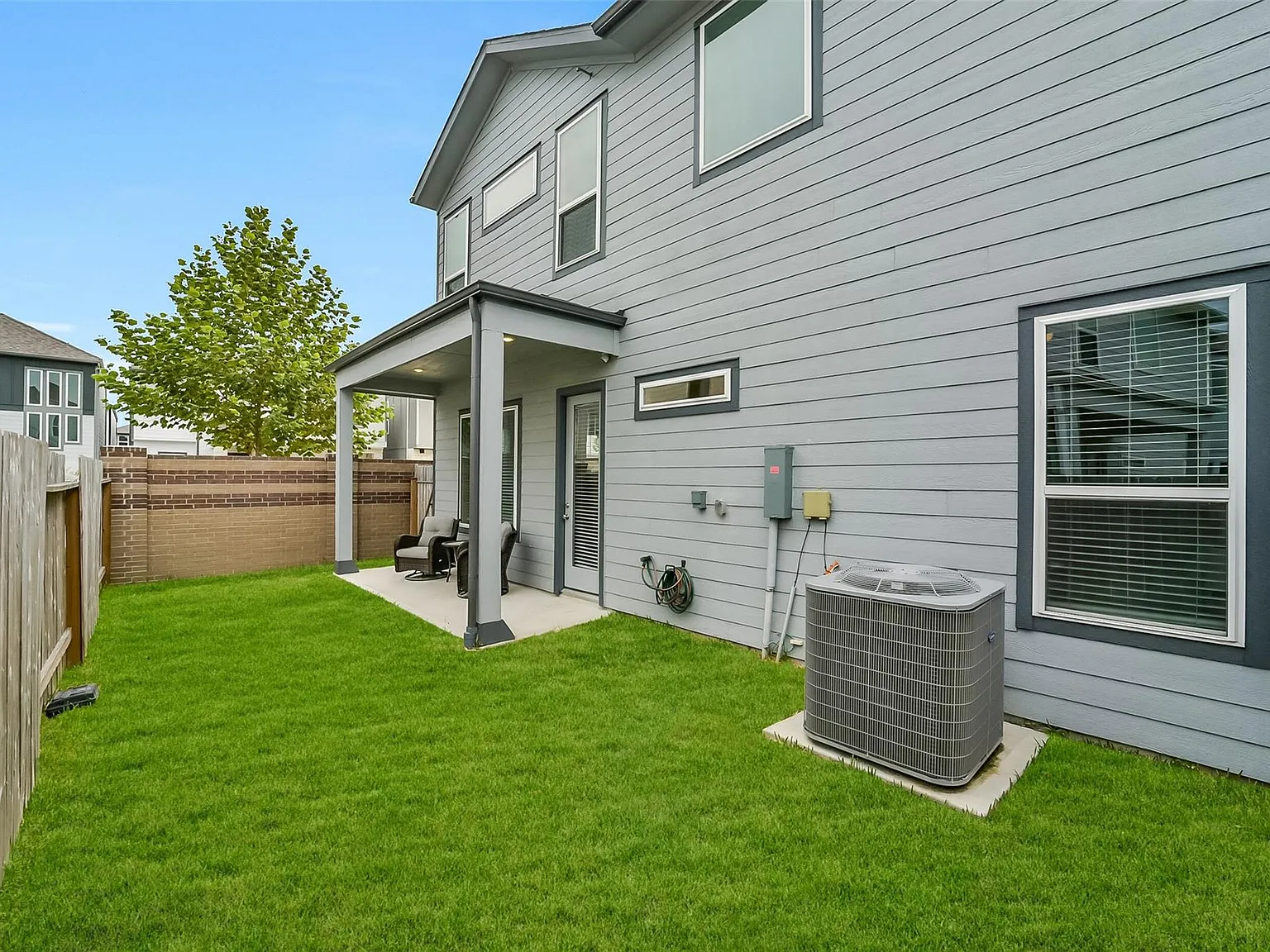 3 bed, 3.0 bath, 2331 sqft, $3,300 — Photo 2