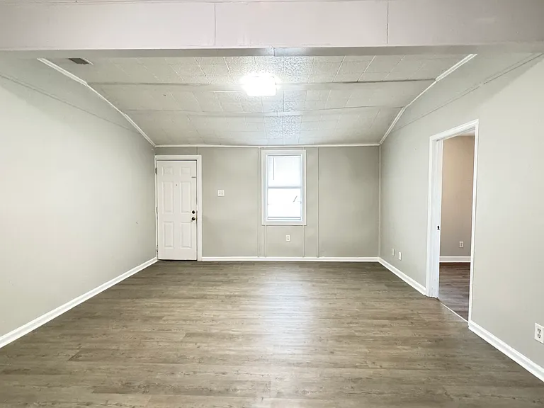500 Willow Ave — Photo 3