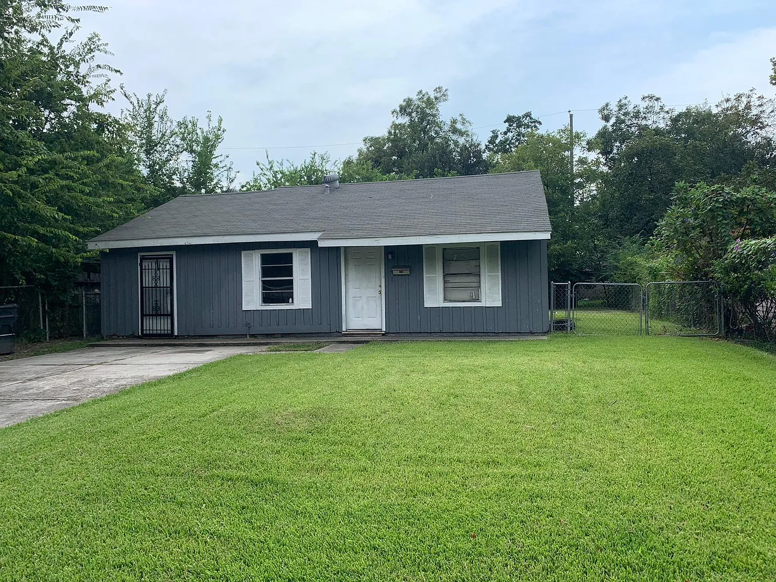 3 bed, 1.0 bath, 1041 sqft, $1,600 — Photo 3