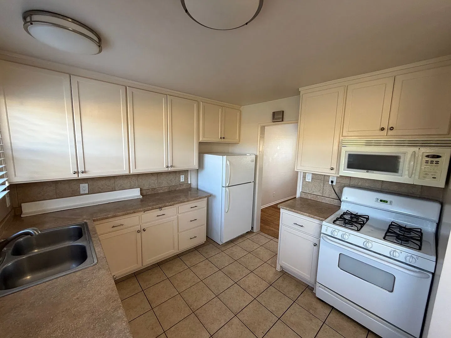 607 E. Mariposa Way — Photo 3