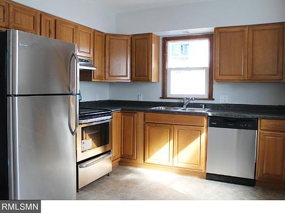 3rd image of 1029 Rose Ave E