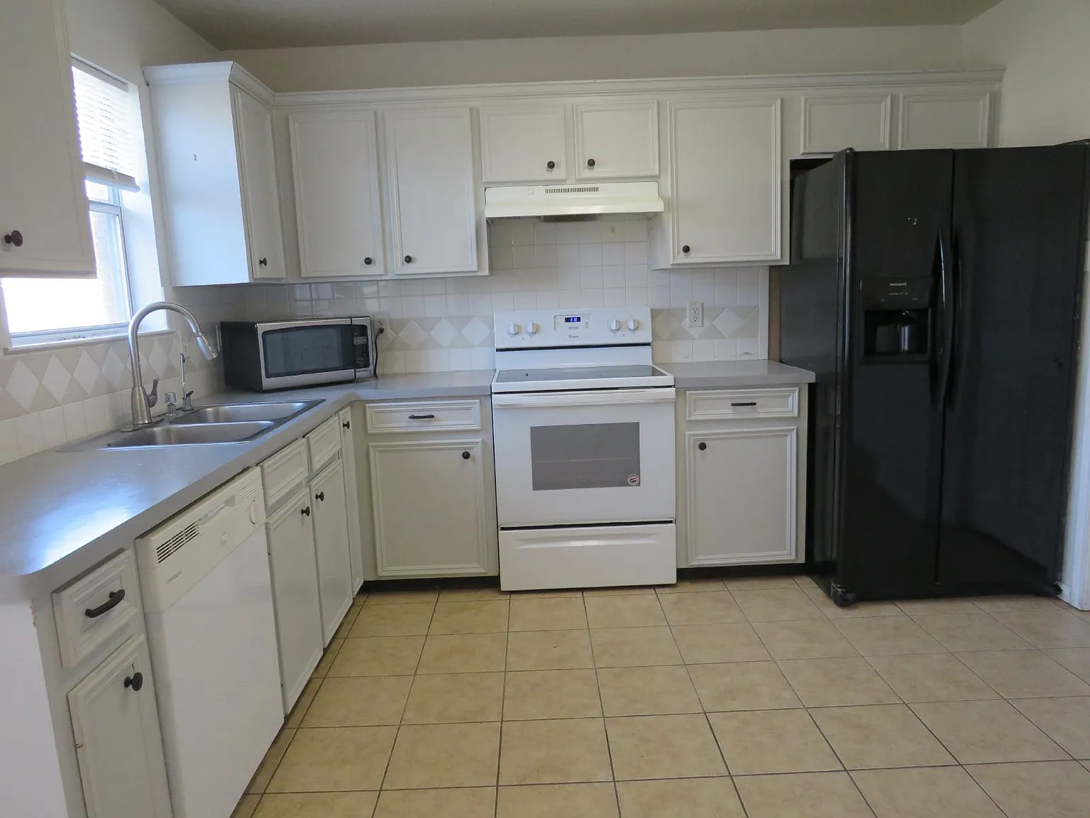 3 bed, 2.0 bath, 1559 sqft, $1,500 — Photo 3
