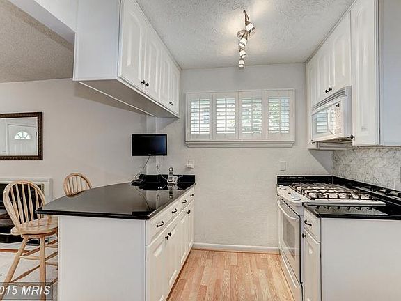 Main House Kitchen (3 of 3)