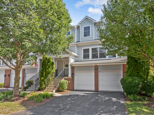 9039 Falcon Greens Dr, Crystal Lake, IL 60014