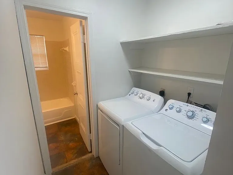 964 Blythe St — Photo 10