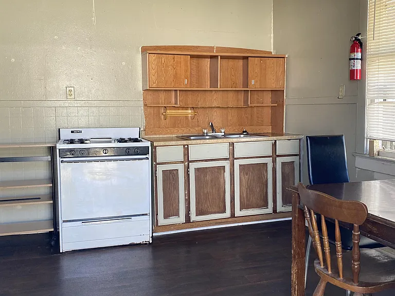 176 W Airline Dr — Photo 1