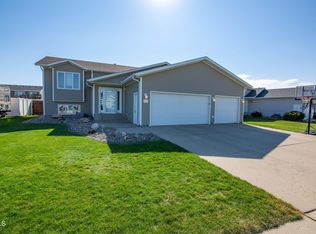 2812 Plainview Dr SE, Mandan, ND 58554