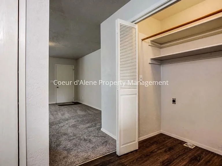 10230 N Hillview Dr — Photo 12