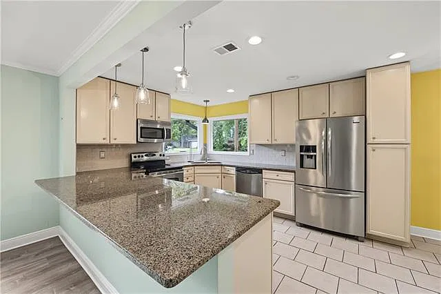 3 bed, 2.0 bath, 2000 sqft, $2,500 — Photo 3