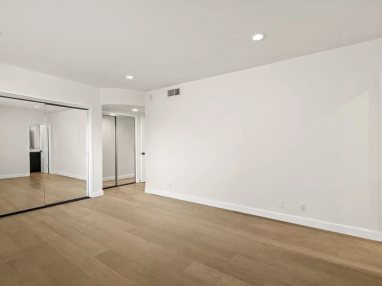 (El/Eu/Yo:B) 148 S. Oakhurst Drive — Photo 12