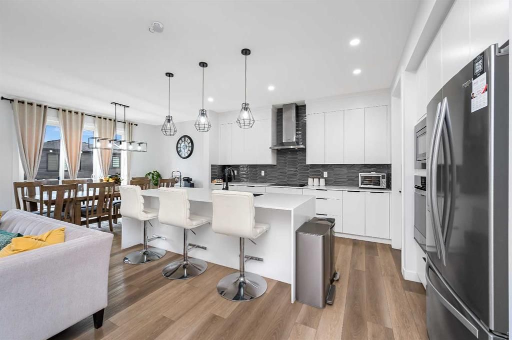 346 S Edith Rd NW, Calgary, AB - View 3