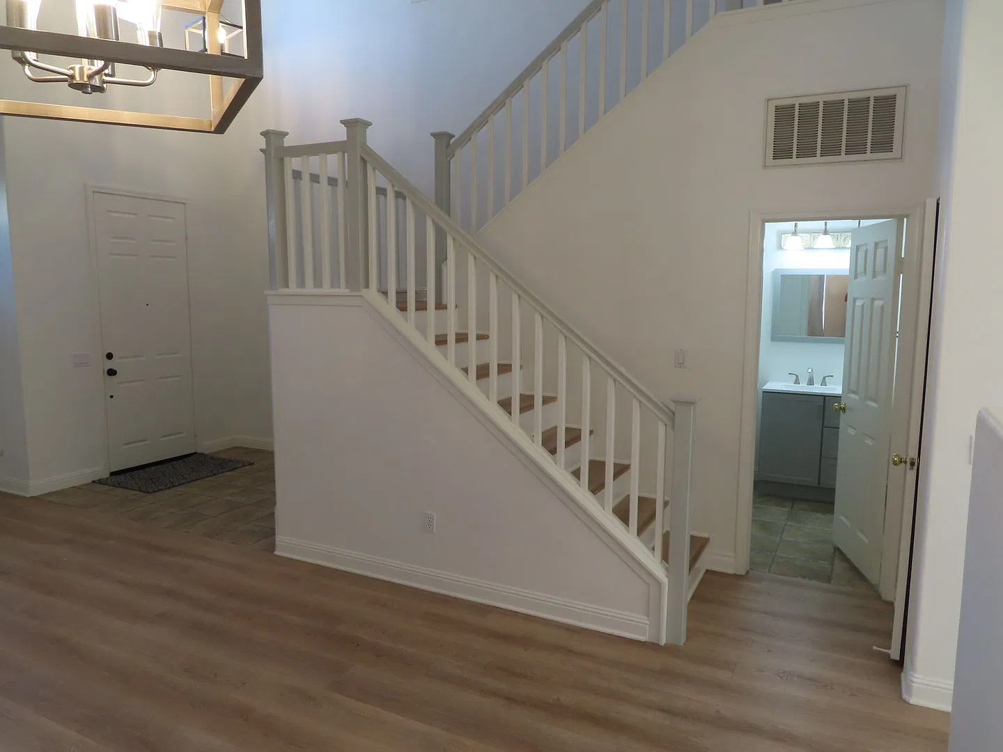 Gorgeous three bedroom, two and a half bath home in Oceanside. — Photo 4