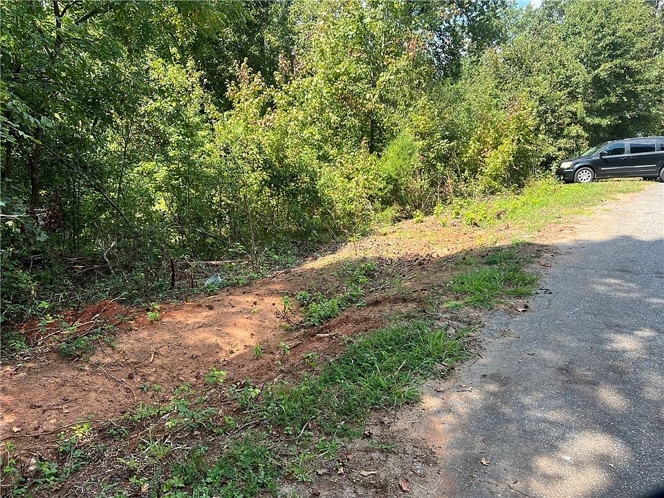 2nd image of 302 Horse Shoe Trl