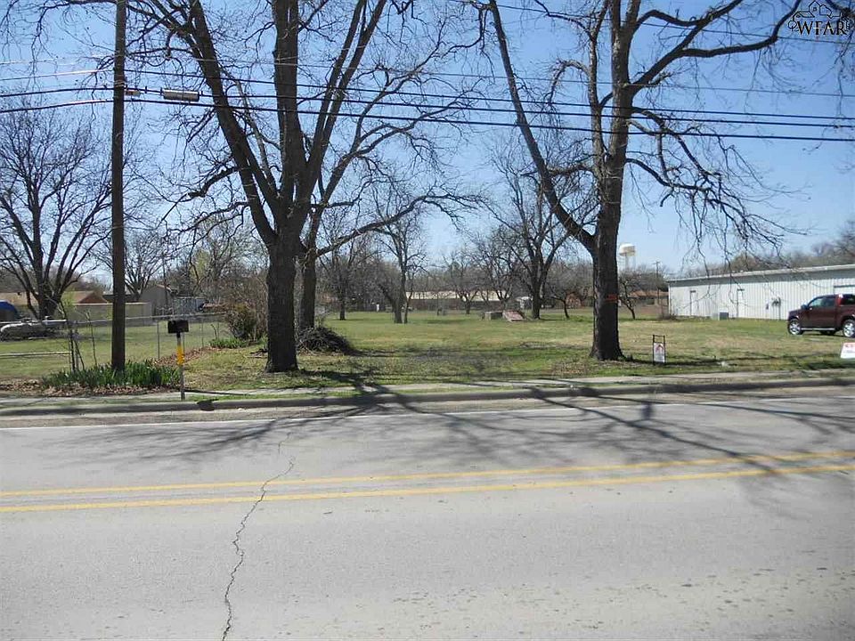 2nd image of 814 Sheppard Rd