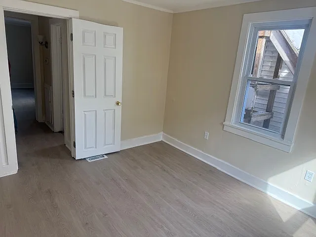 115 W Commercial St — Photo 6