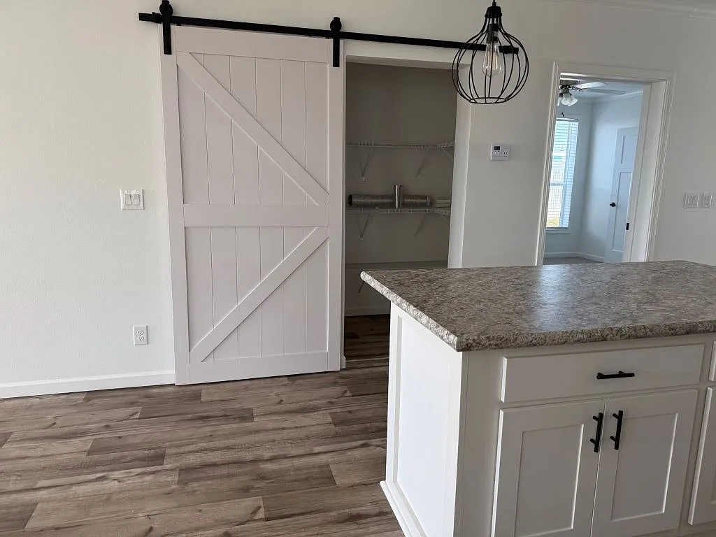 3 bed, 2.0 bath, 1356 sqft, $1,699 — Photo 3