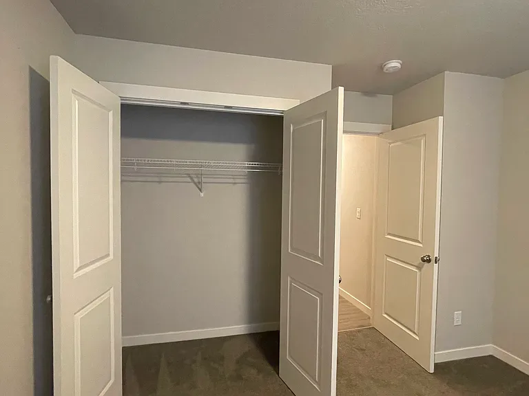 712 NE Brookstone Dr — Photo 11