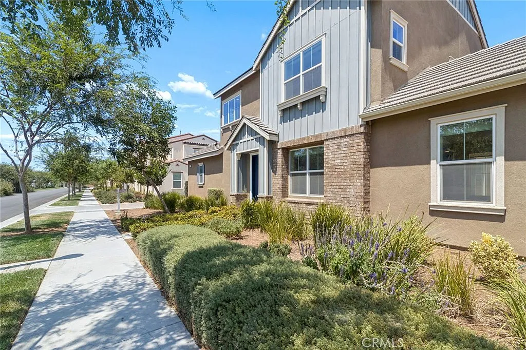 4 bed, 2158 sqft, $3,550 — Photo 4