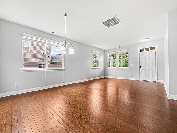 5th image of 203 Rondelay Dr