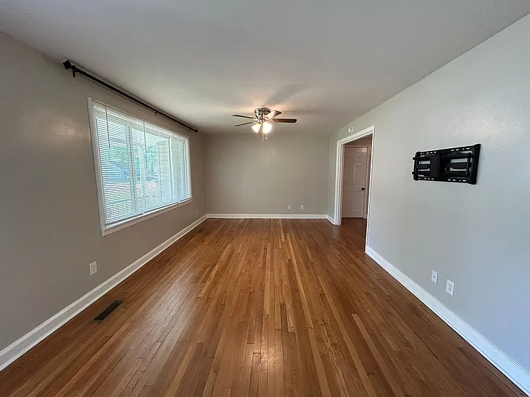 611 Woodvale Ave — Photo 2