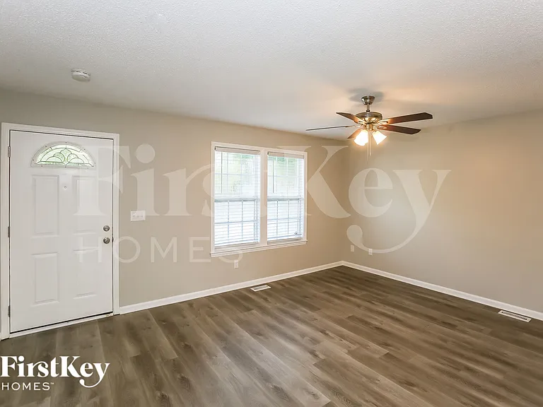 414 Chrysler St — Photo 4