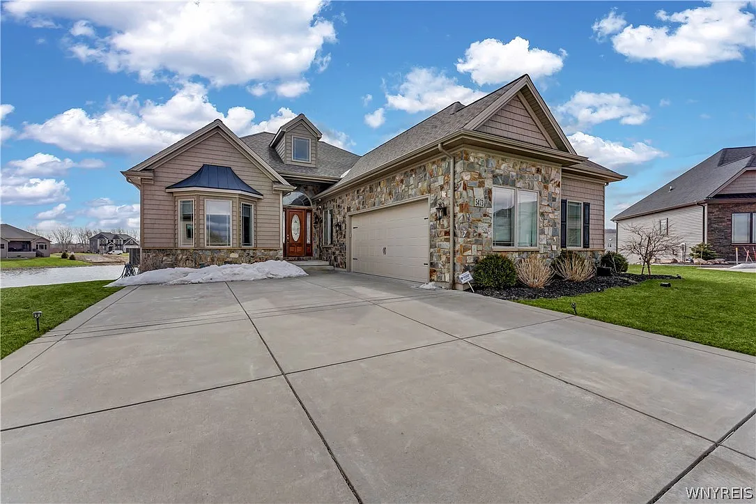 3 bed, 3.0 bath, 3208 sqft, $4,900 — Photo 2