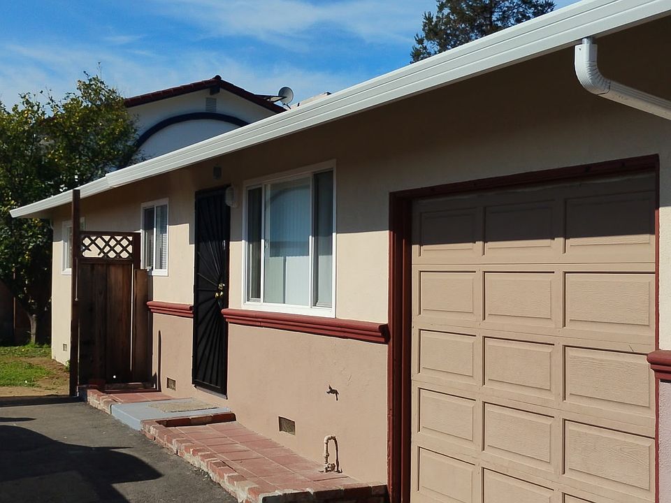 FRONT OF 3 BED 1 1/2 BATH DUPLEX