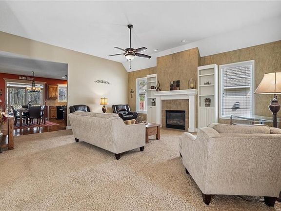 5th image of 416 SW Wintergarden Dr