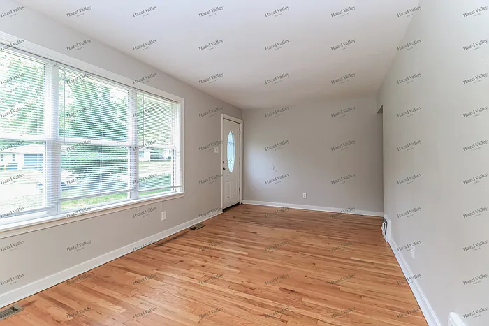 230 S Marguerite Ave — Photo 5